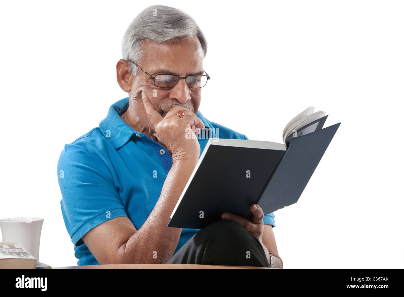 Il vecchio uomo la lettura di un libro Foto Stock