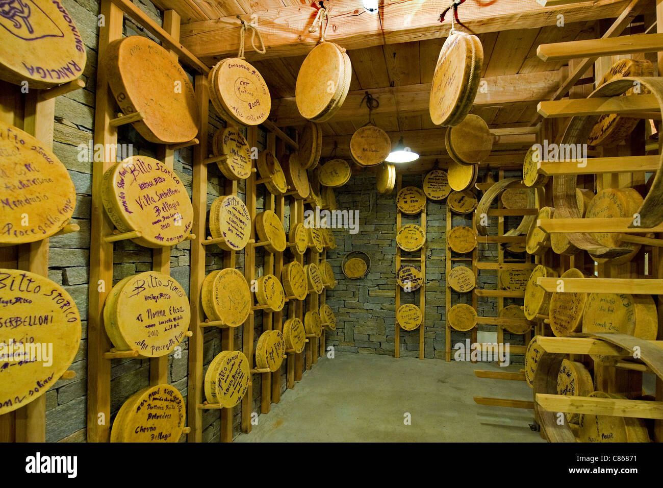 I formaggi stagionati, "casera" Valli del Bitto. Gerola Alta, Lombardia, Italia Foto Stock