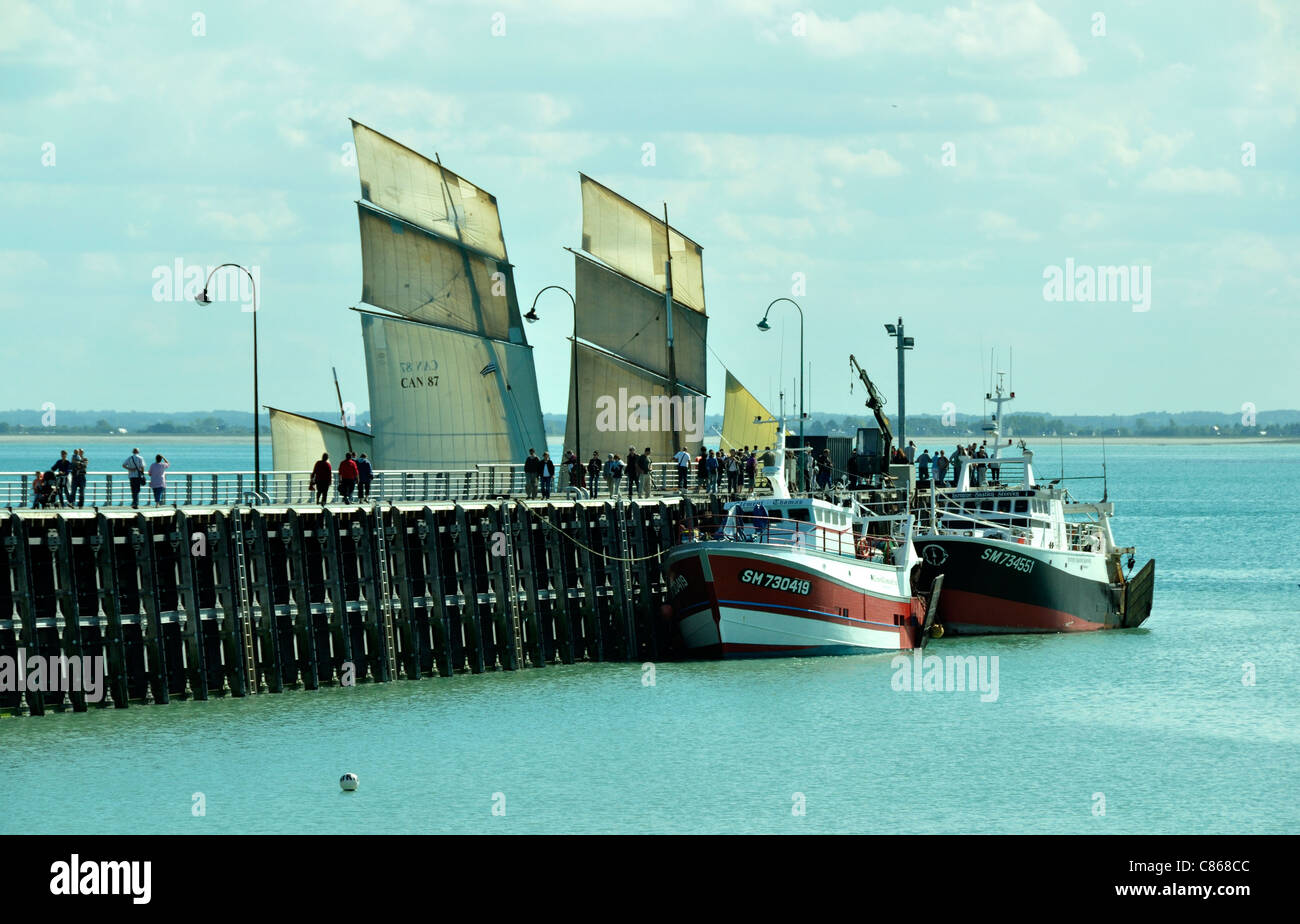 La Bisquine Cancalaise dietro il molo : jetée de La Fenêtre, La Houle, porto di Cancale. Foto Stock