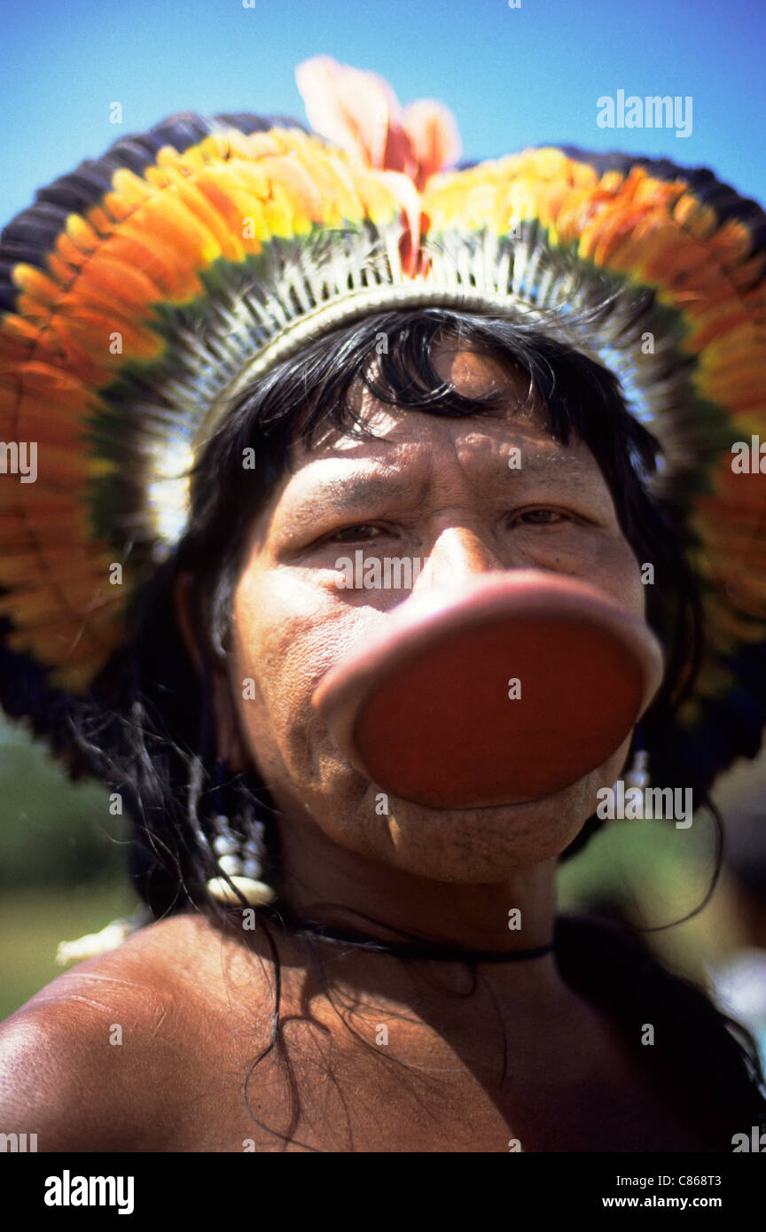 L'Amazzonia, Brasile. Capo Raoni della Megranoti Kayapo (NAZIONE) con labbro botoque piastra e giù cocar copricapo. Foto Stock
