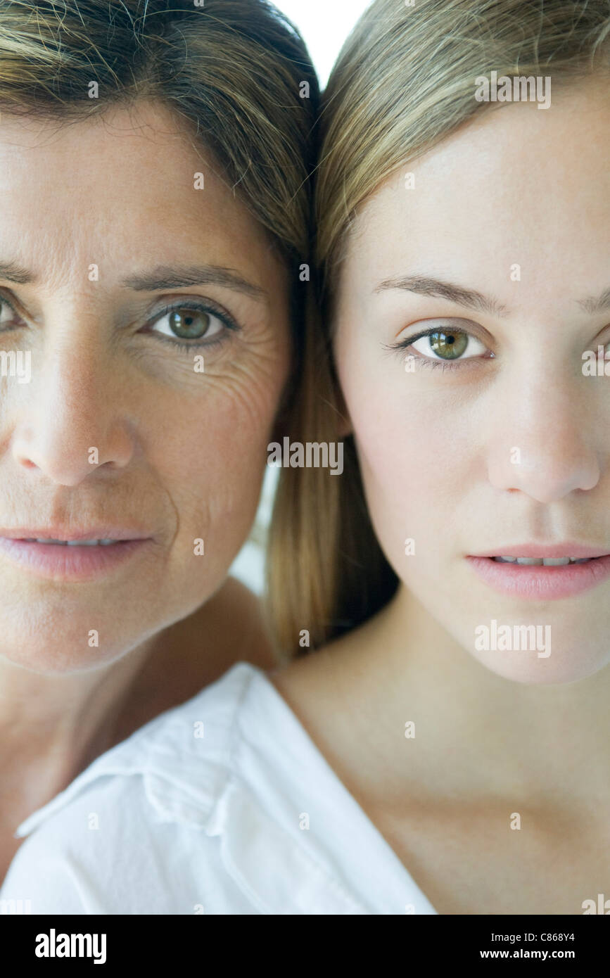 Madre e figlia di close-up verticale Foto Stock