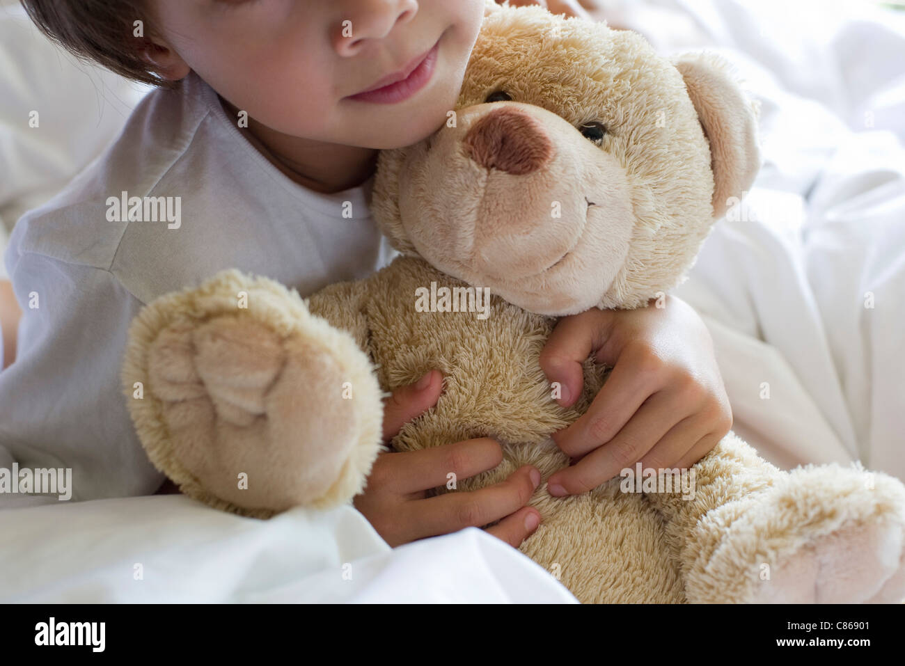 Little Boy abbracciando Teddy bear, ritagliato Foto Stock
