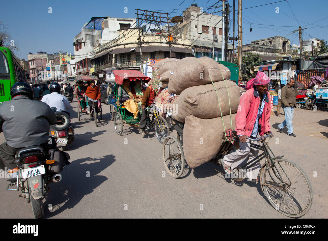 Scena di strada a Daryagang come fattorino porta producono in bicicletta per la Vecchia Delhi, India Foto Stock