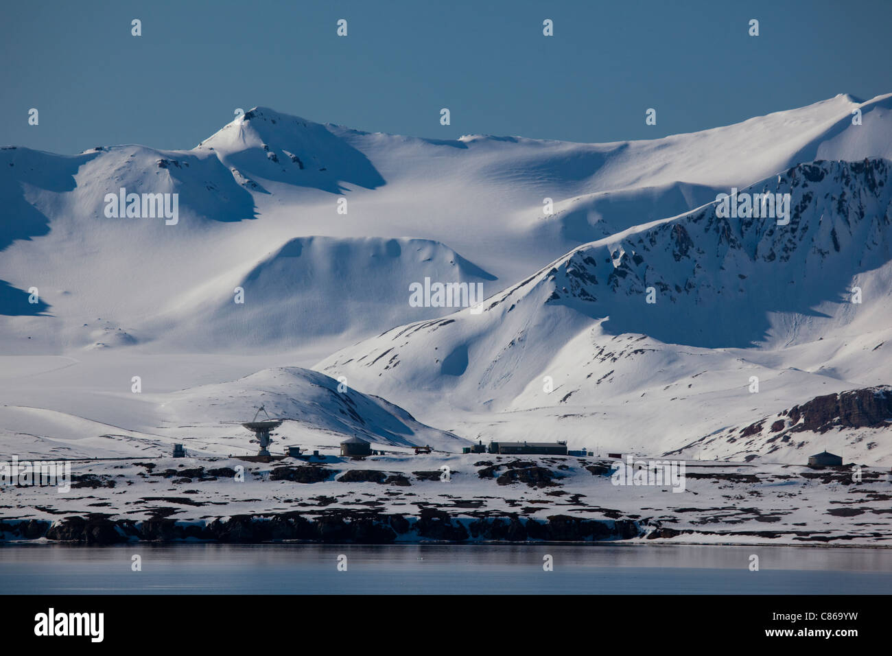 La NASA carrello parcheggiato presso lo spazio ricerca geodetica facilità di mappatura norvegese competente, Ny Alesund, Svalbard. Foto Stock