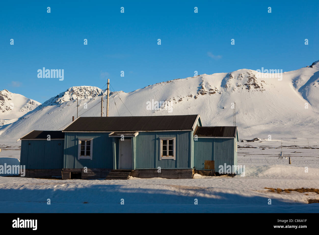 Piccola casa alla ricerca scientifica internazionale base di Ny Alesund, Svalbard. Foto Stock