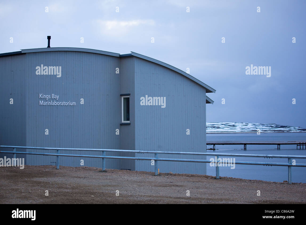 Kings Bay Marine Laboratory è il laboratorio più settentrionale del mondo, nella ricerca scientifica di base Ny Alesund, Svalbard Foto Stock