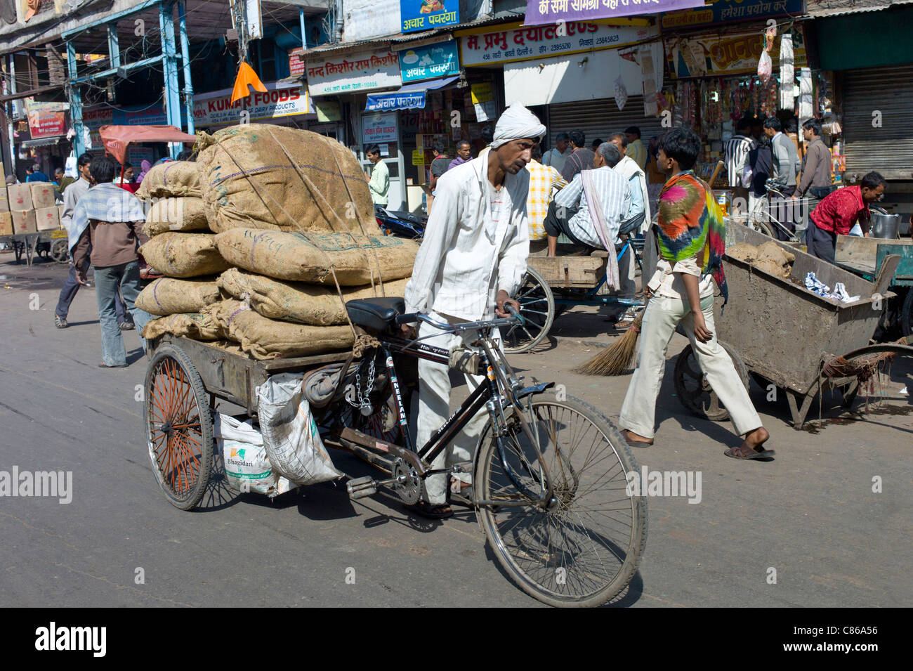 Facchini a Khari Baoli spezie e cibi essiccati mercato, Vecchia Delhi, India Foto Stock