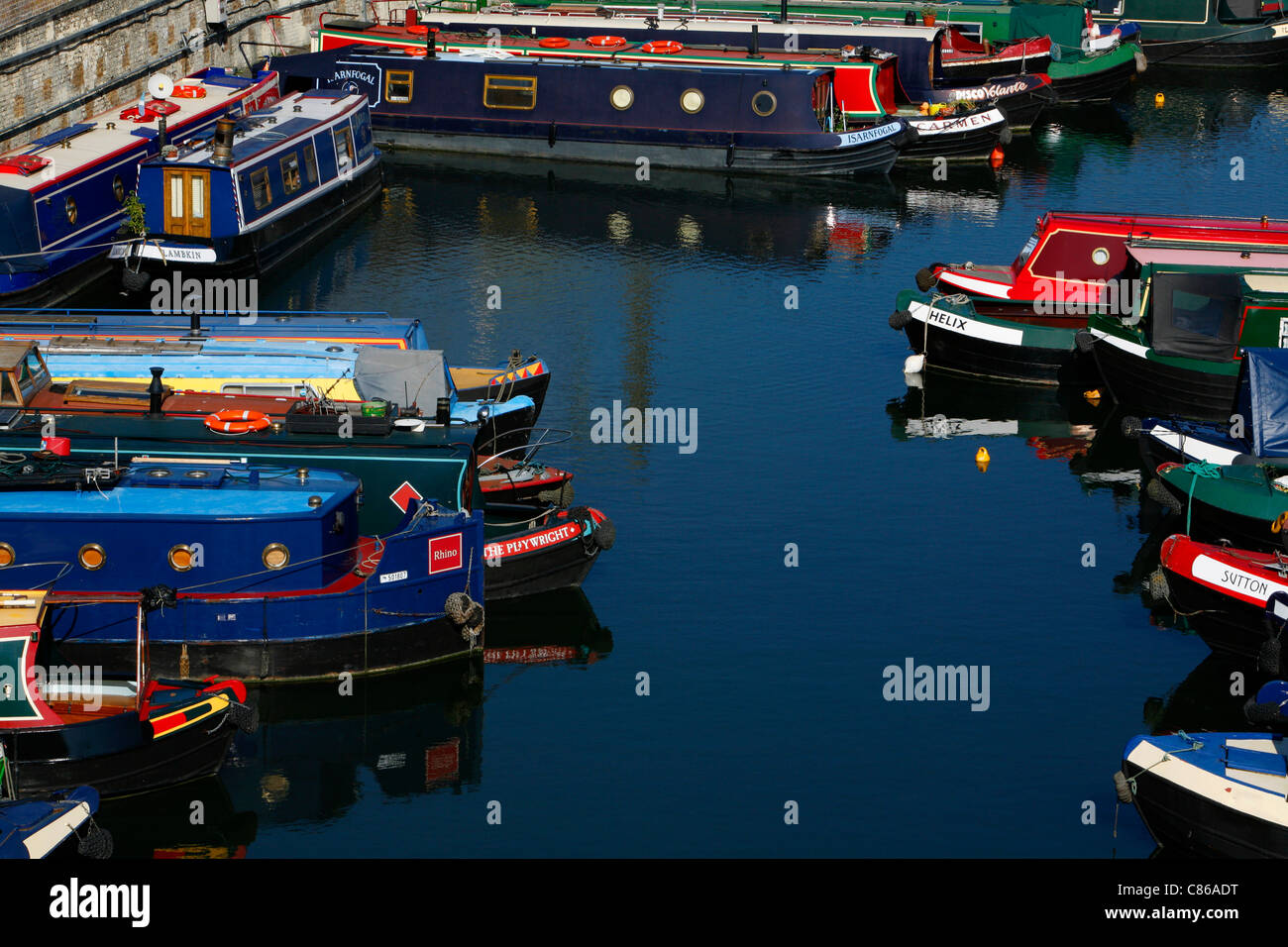 Battelli ormeggiati a St Pancras Bacino per il Regent's Canal, St Pancras, London, Regno Unito Foto Stock