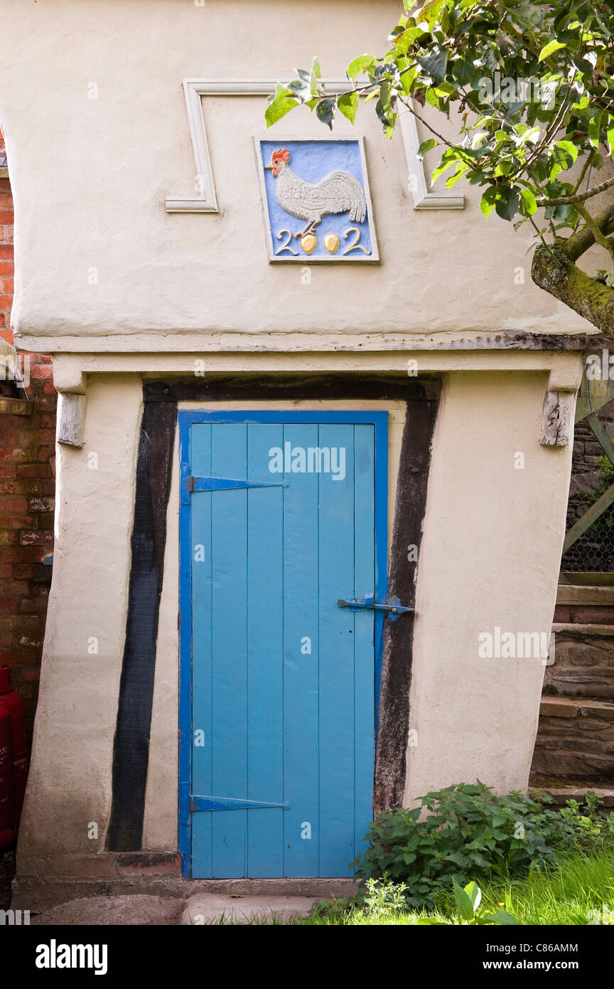 Una porta in una piccola casa storata - un grazioso cottage rurale in Herefordshire, Regno Unito Foto Stock