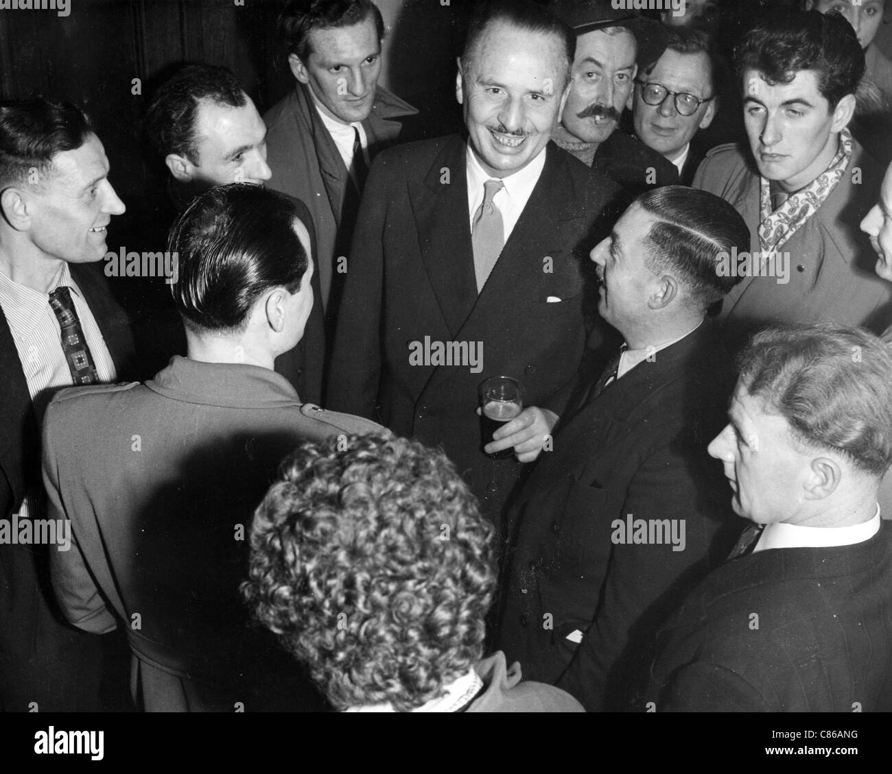 OSWALD MOSLEY (1896-1980) Facist inglese leader in una riunione di sostenitori alla Tyssen bracci, Hackney, Londra in 1953 Foto Stock
