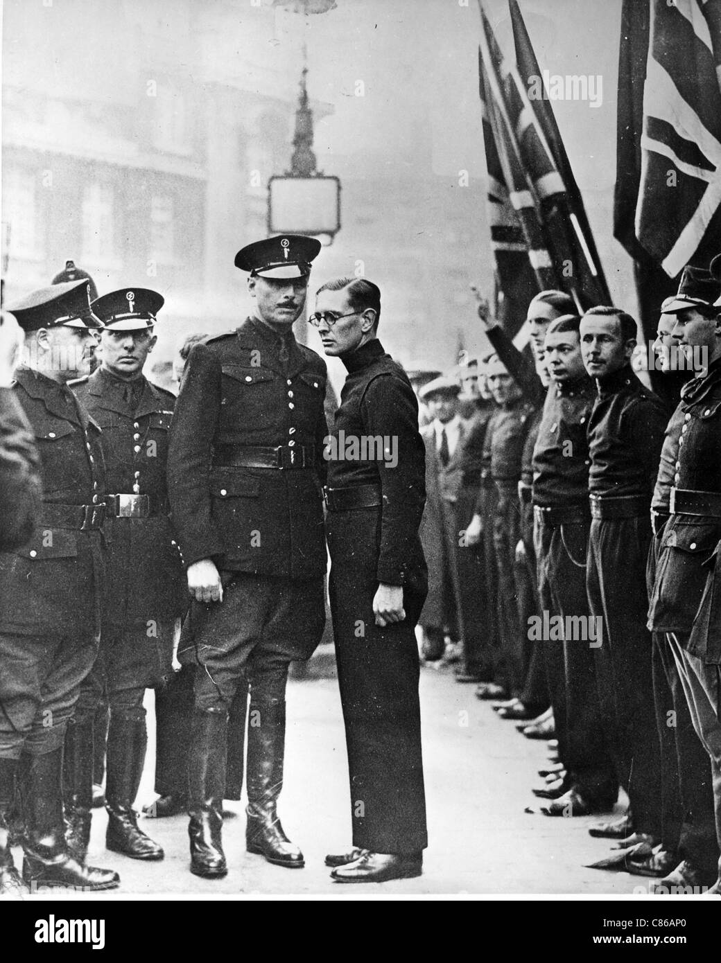 OSWALD MOSLEY (1896-1980) inglese leader Facist terzo da sinistra con la sua Camicie Nere circa 1936 Foto Stock