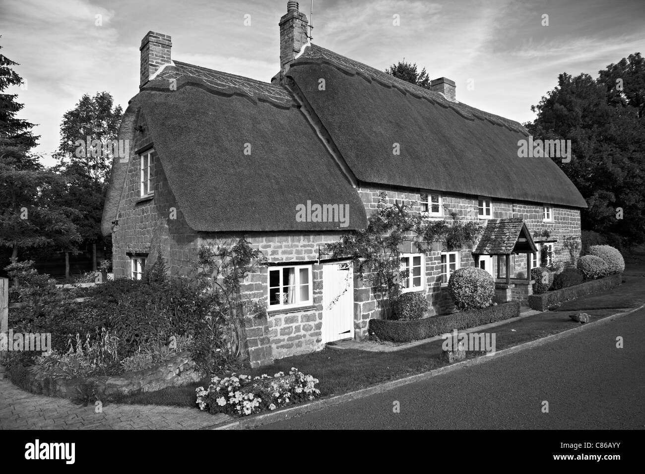 Cottage con tetto in paglia UK.pittoresco cottage tradizionale con tetto in paglia esterno in un ambiente rurale inglese. Wroxton St Mary Banbury Oxfordshire Inghilterra Foto Stock