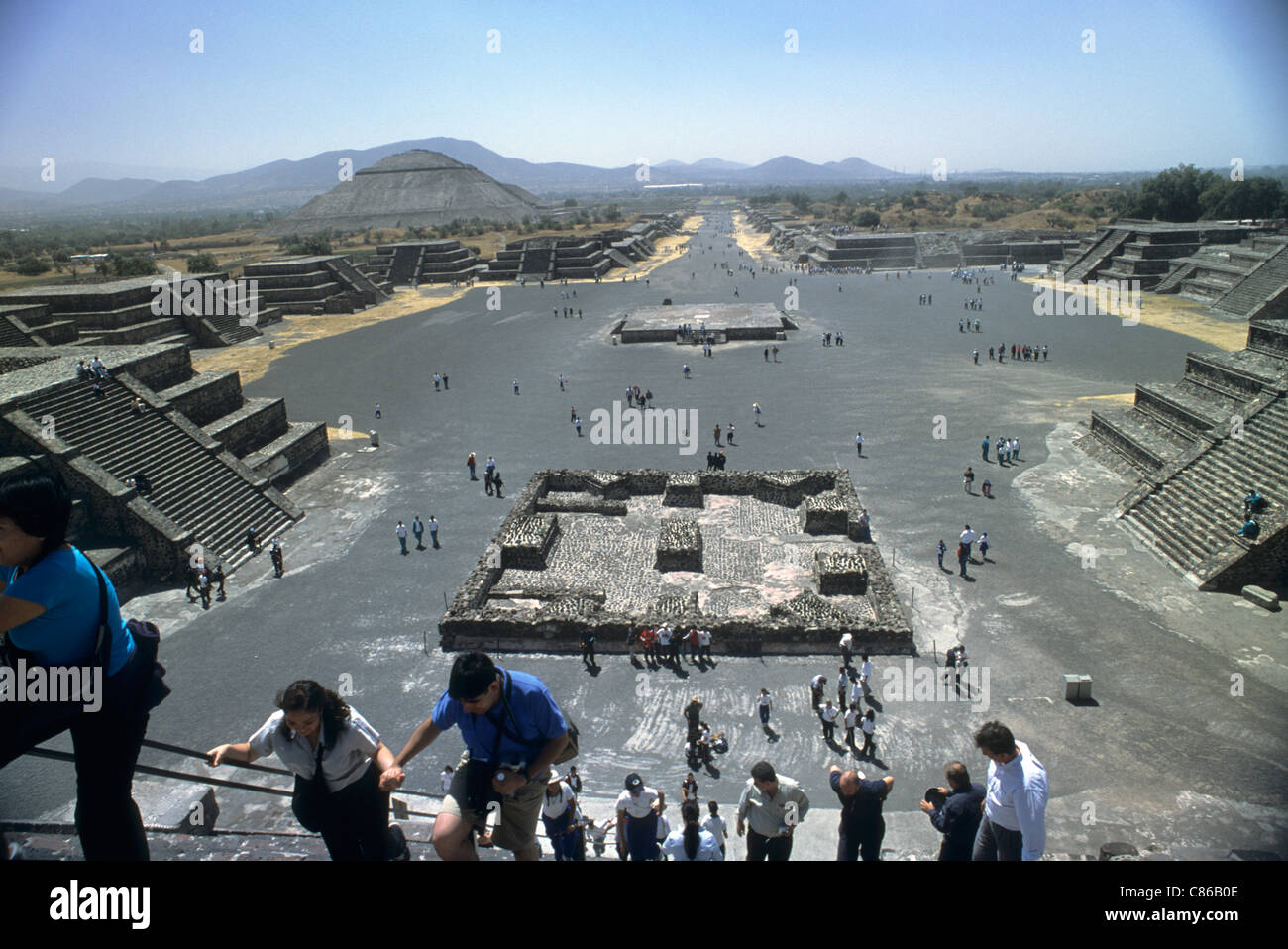 Teotihuacan, Messico. Il Plaza della luna e il Viale dei Morti; enorme pre-colombiana in città. Foto Stock