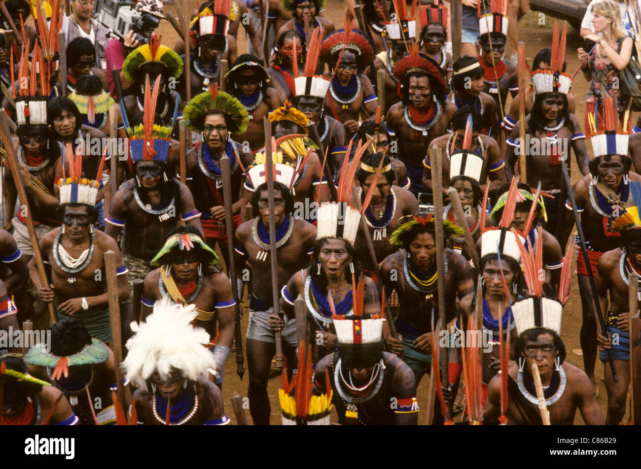 Altamira, Para Stato, Brasile. Indiani in piume colorate copricapo; Kayapo,  Arara, protestando contro la costruzione della diga Foto stock - Alamy