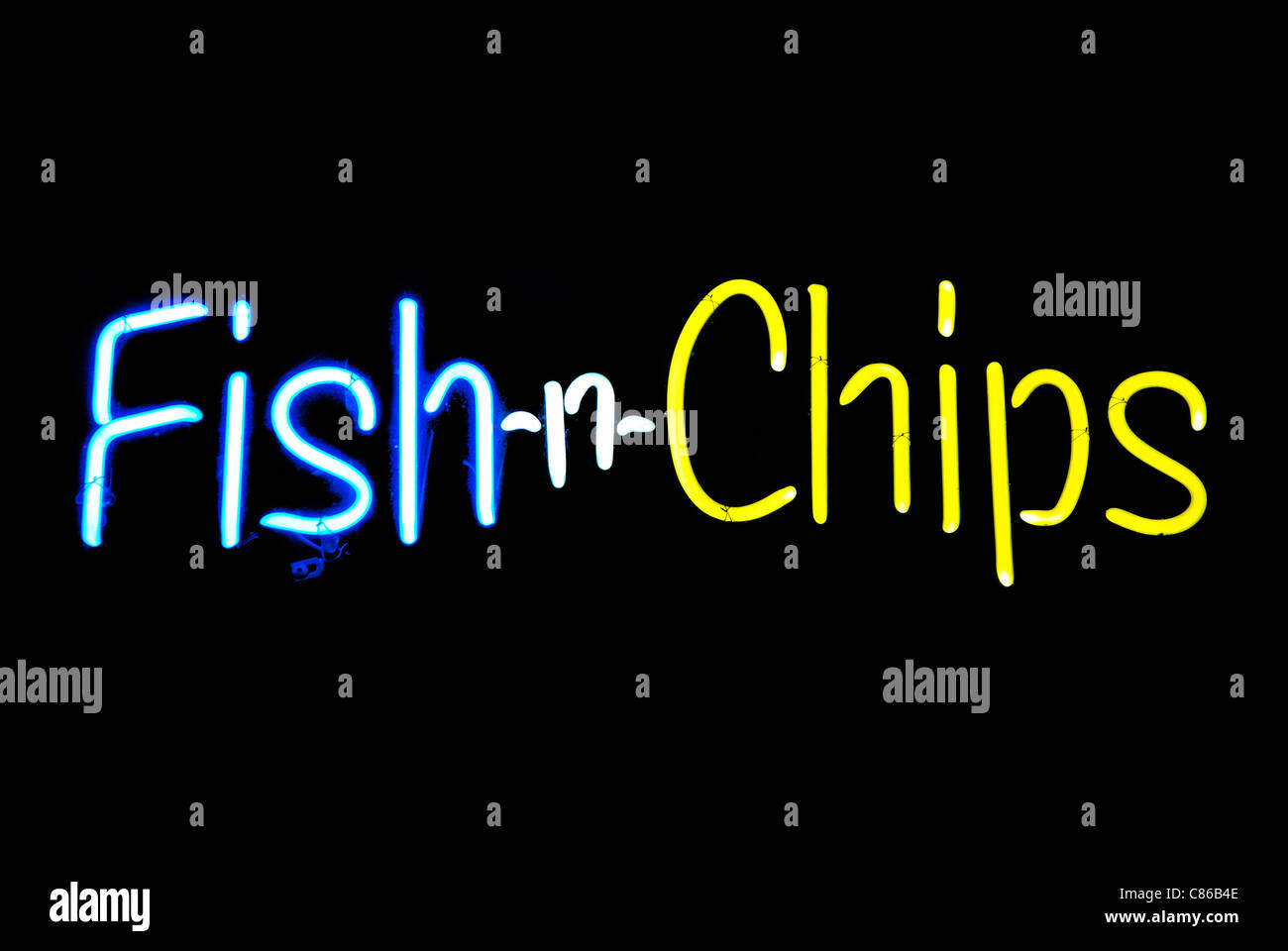 Pesce-n-Chips insegna al neon isolato su sfondo nero Foto Stock