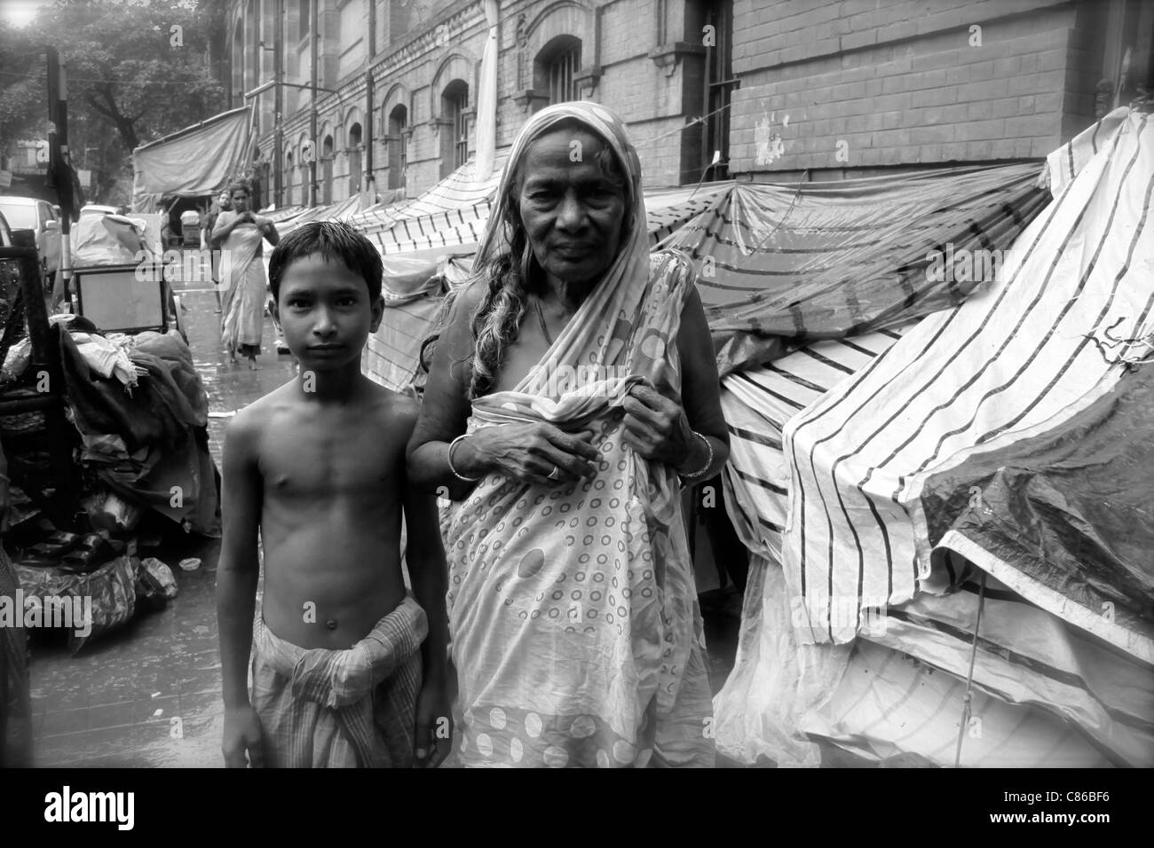 Persone senza dimora vivono per le strade di Kolkata (Calcutta) India Foto Stock