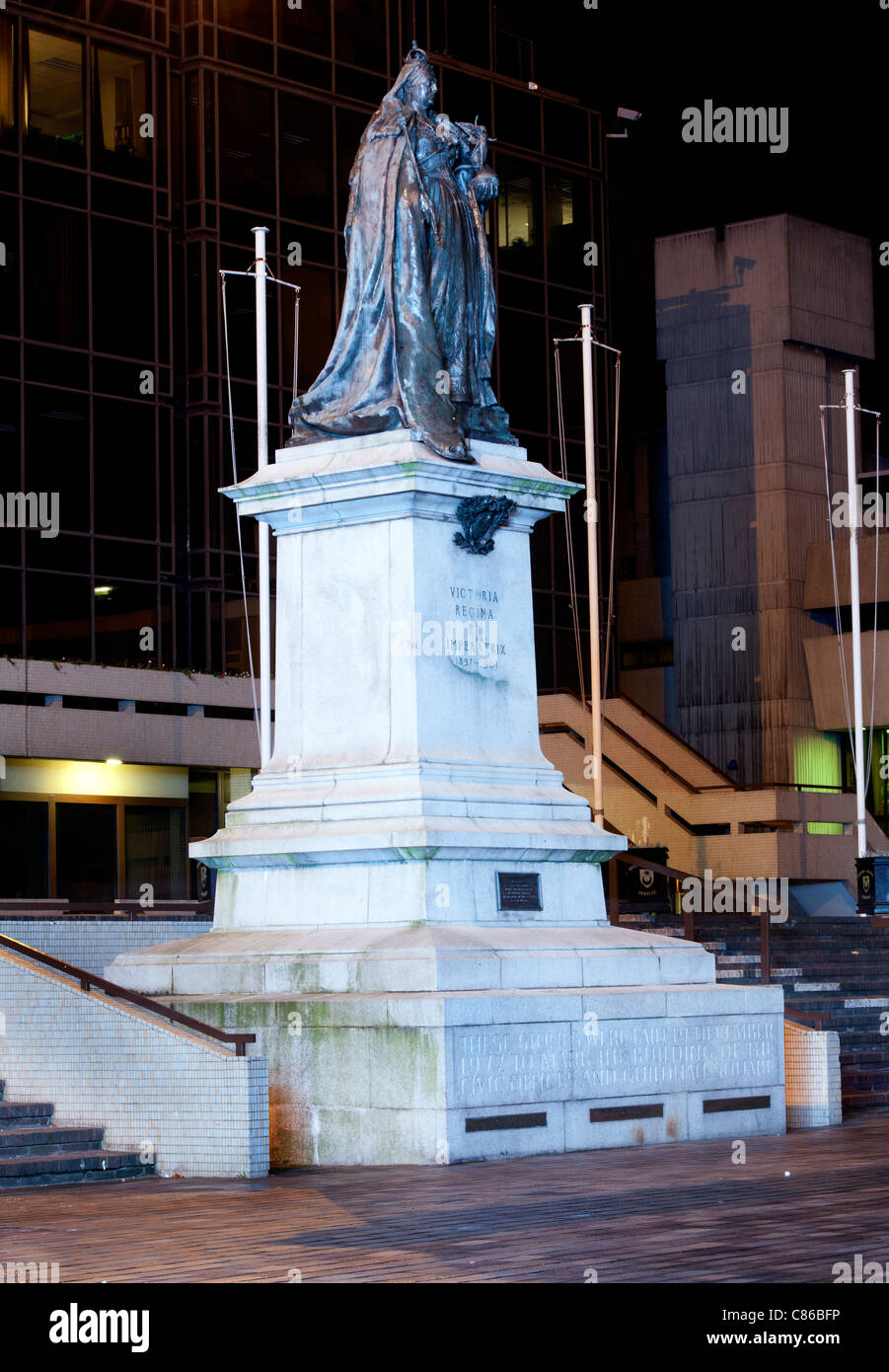 Statua della regina Victoria, Guildhall Square, Città di Portsmouth, Hampshire, Inghilterra, Regno Unito. Foto Stock