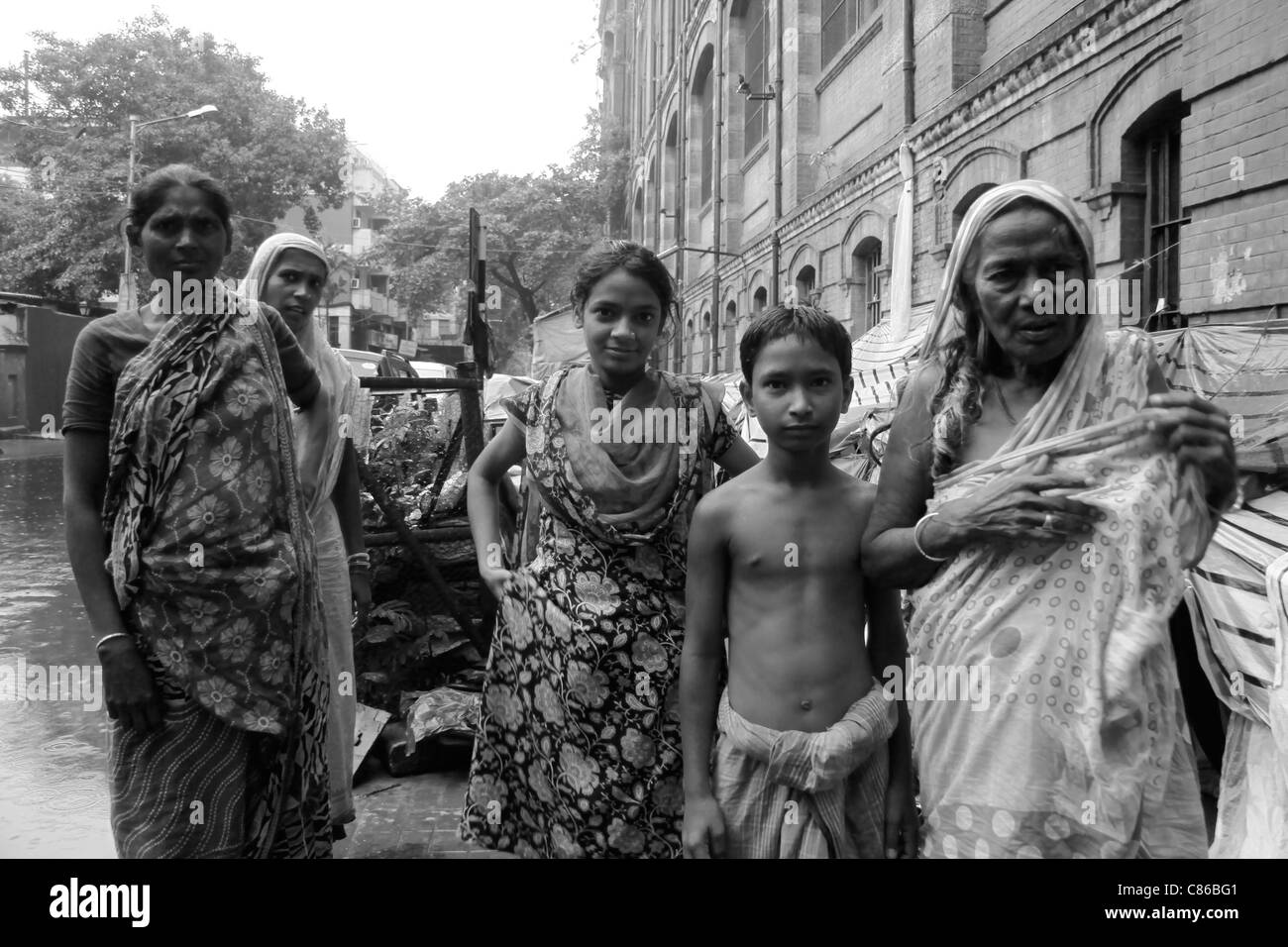 Una famiglia di senzatetto per le strade di Kolkata (Calcutta), India Foto Stock
