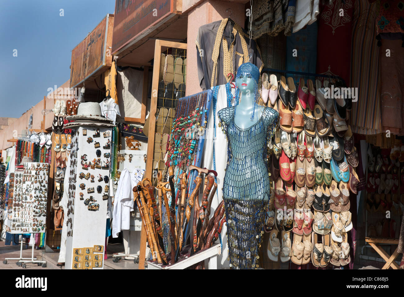 Prodotti turistici in vendita vicino alla entrata del Tempio di Luxor Luxor Egitto, Africa. Foto Stock