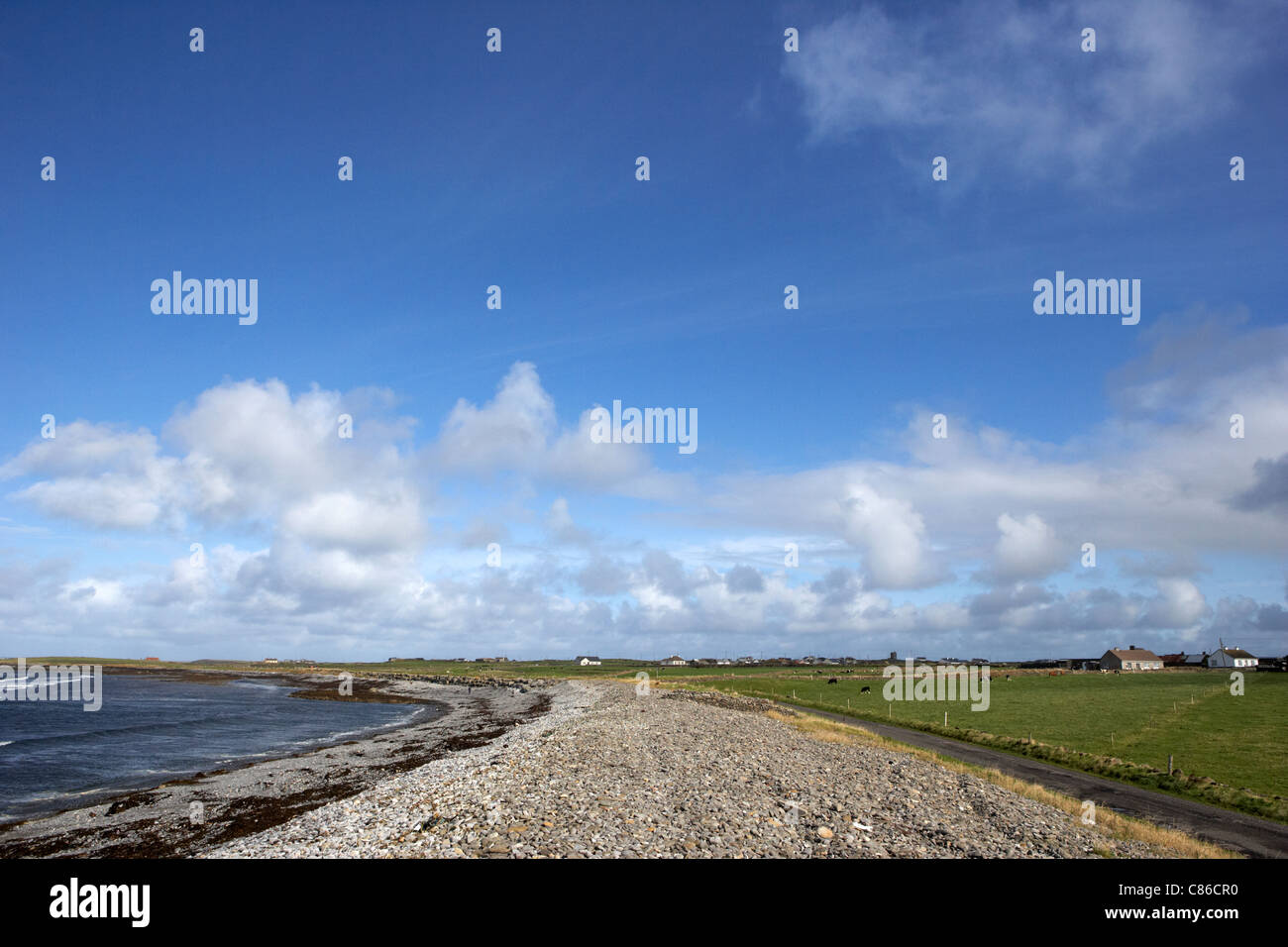 Struttura di frangionde shingle costiere le difese di protezione per terreni agricoli nella contea di Sligo, Repubblica di Irlanda Foto Stock