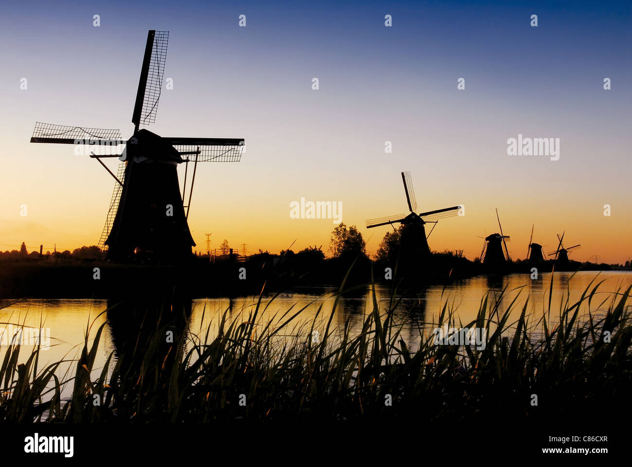 Sunrise a Kinderdijk windmill park, Olanda Foto Stock