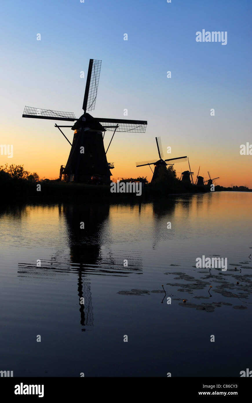 Famoso Parco di mulino a vento Kinderdijk, Holland presso sunrise Foto Stock
