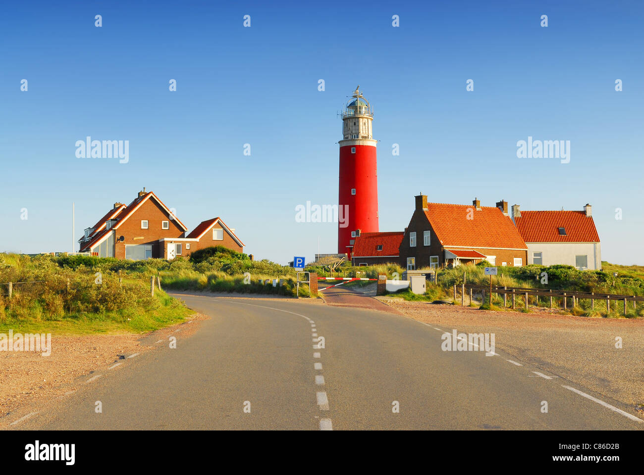 Strada per il faro e case sull isola olandese di Texel Foto Stock
