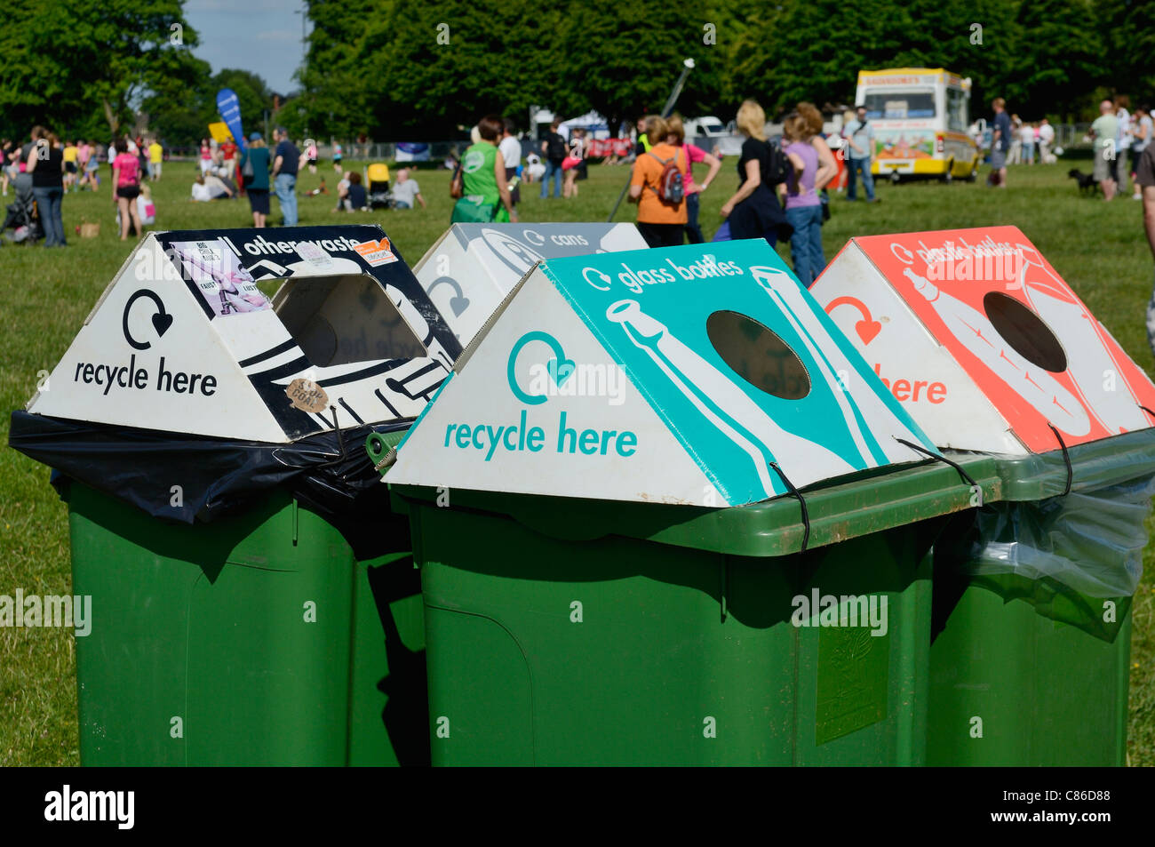 Gli scomparti di riciclaggio rivolto verso il basso su Clifton, Bristol durante un evento di beneficenza. Foto Stock