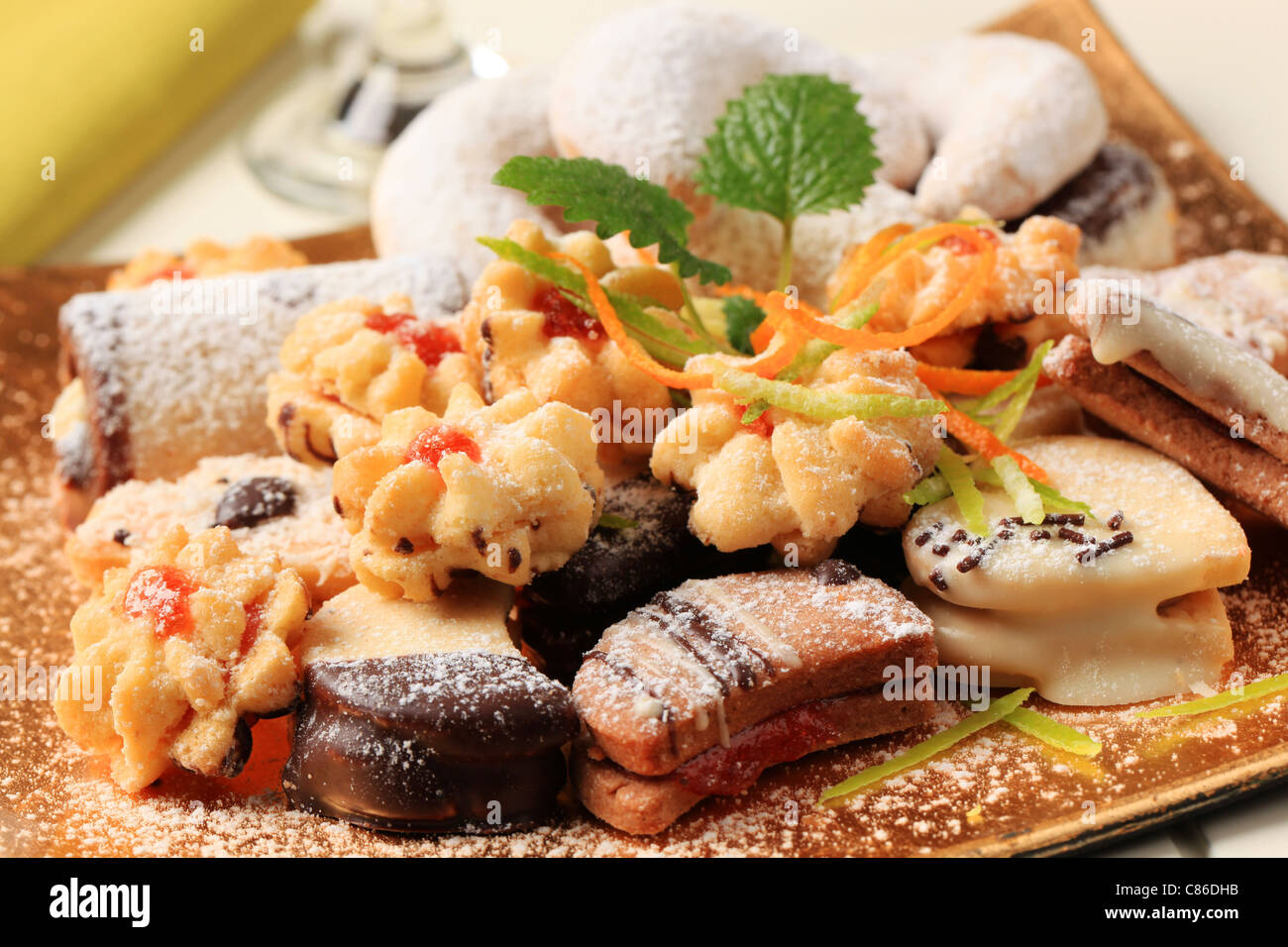 Varietà di biscotti dolci sul piatto dorato Foto Stock