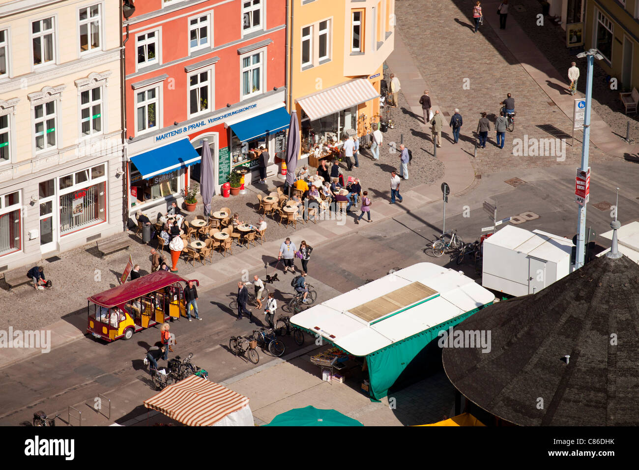 Street cafe e nuovo mercato visto dal di sopra, città anseatica di Stralsund, Meclenburgo-Pomerania Occidentale, Germania Foto Stock