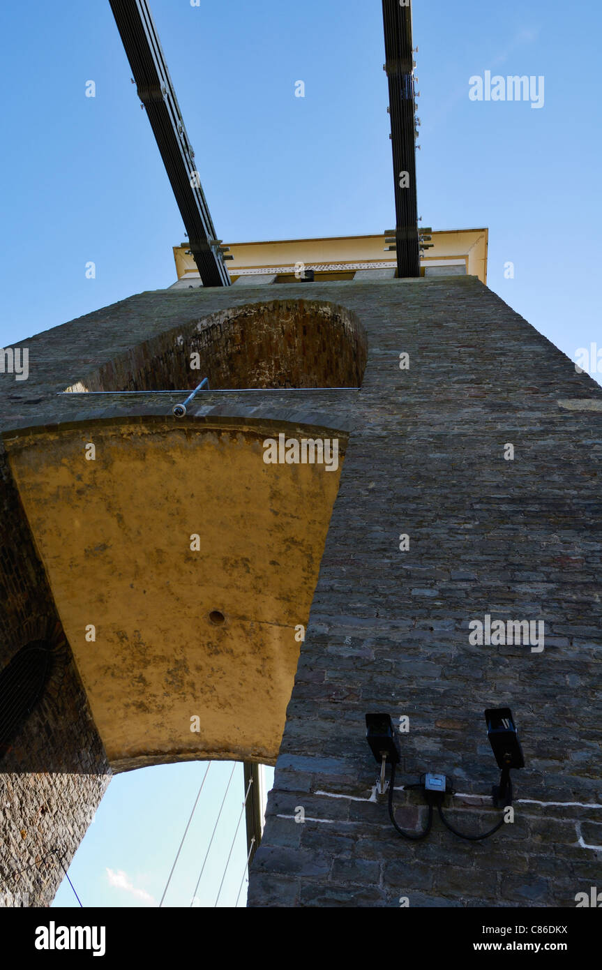Telecamere di sicurezza a est la Torre della sospensione di Clifton Suspension Bridge over the Avon Gorge, Bristol, Inghilterra. Foto Stock