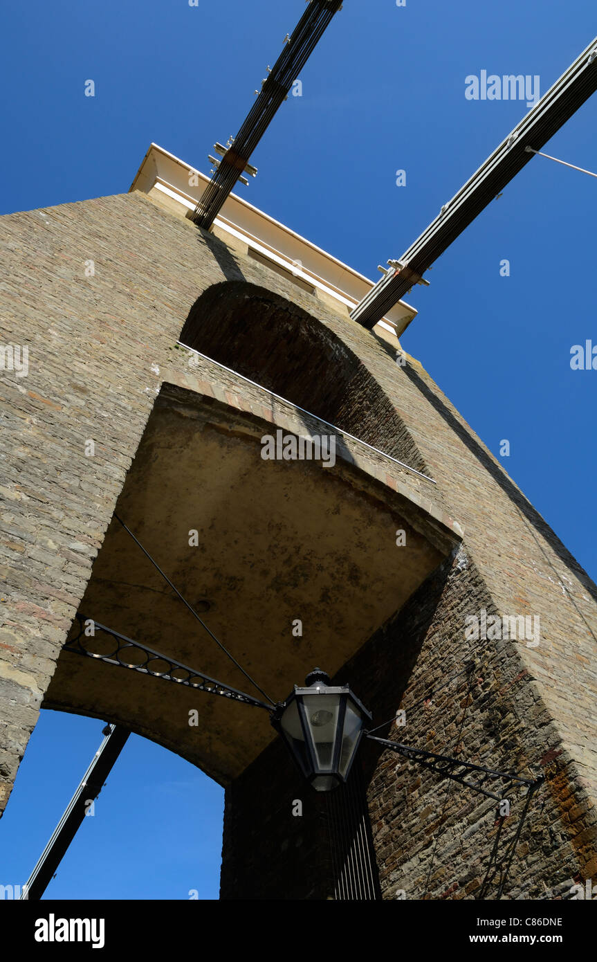 La torre di sospensione est del Clifton Suspension Bridge sulla gola di Avon, Bristol, Inghilterra. Foto Stock