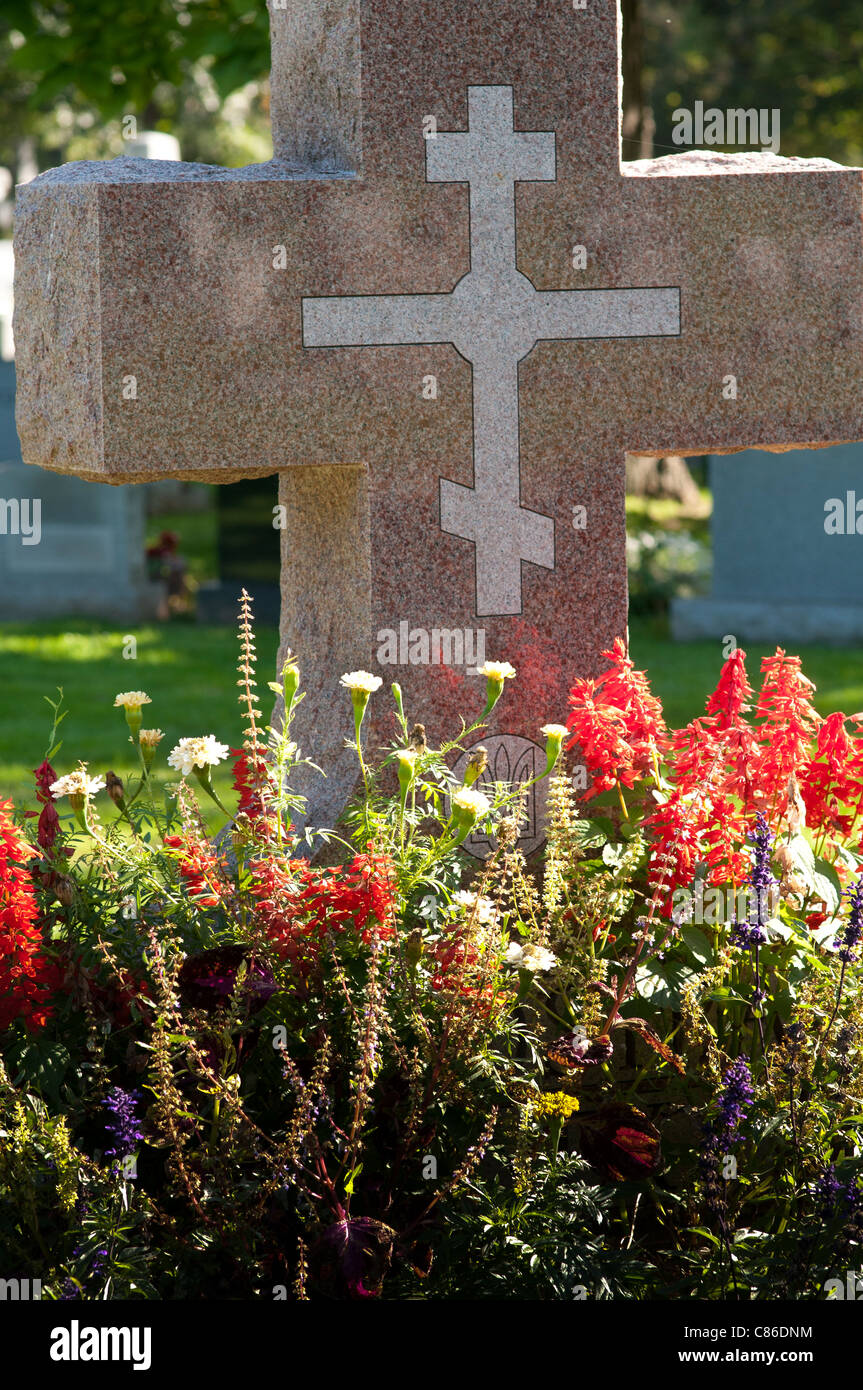 Croce ortodossa sulla pietra tombale. Foto Stock