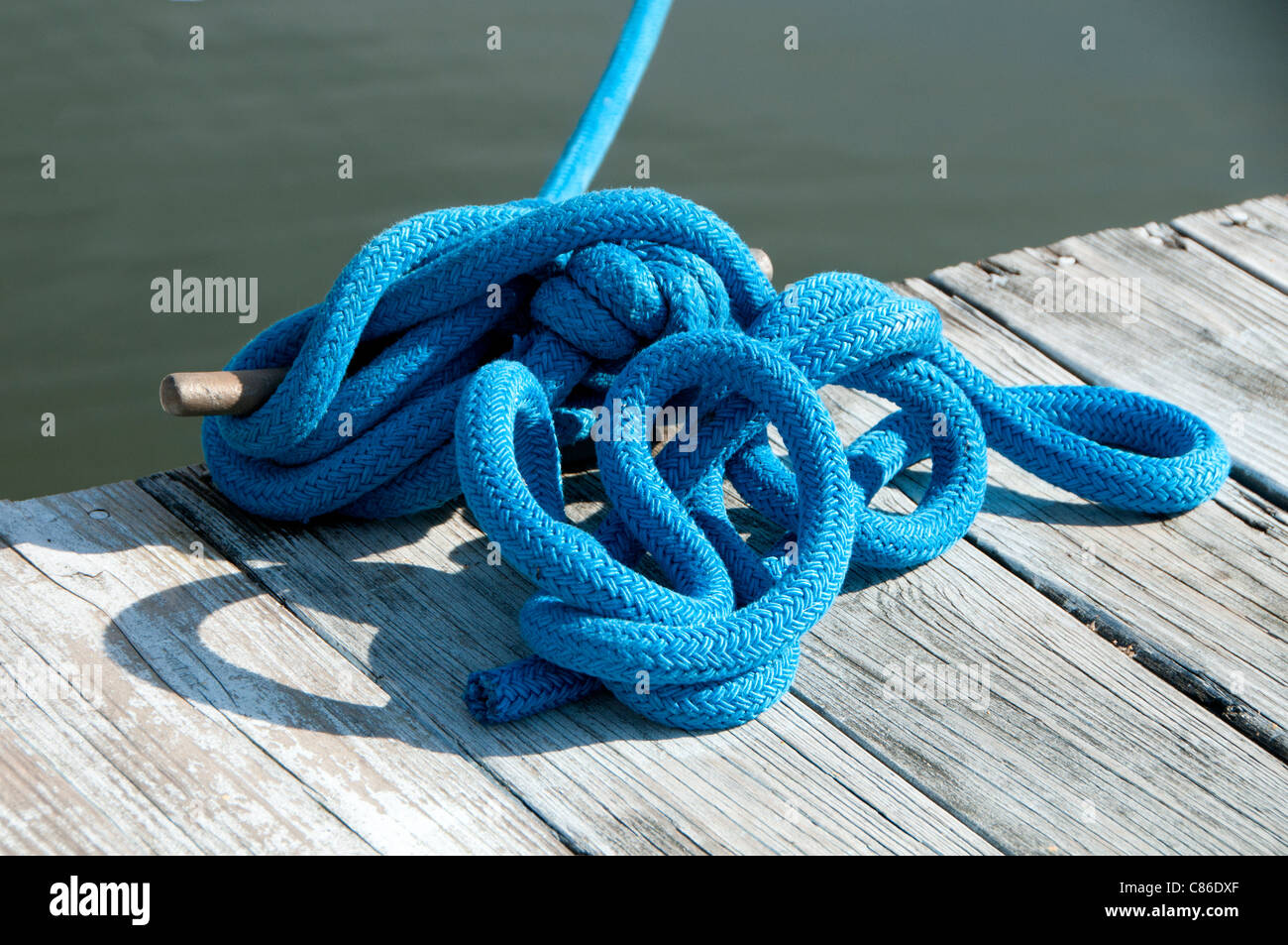 Linea blu che fissano la barca. Foto Stock