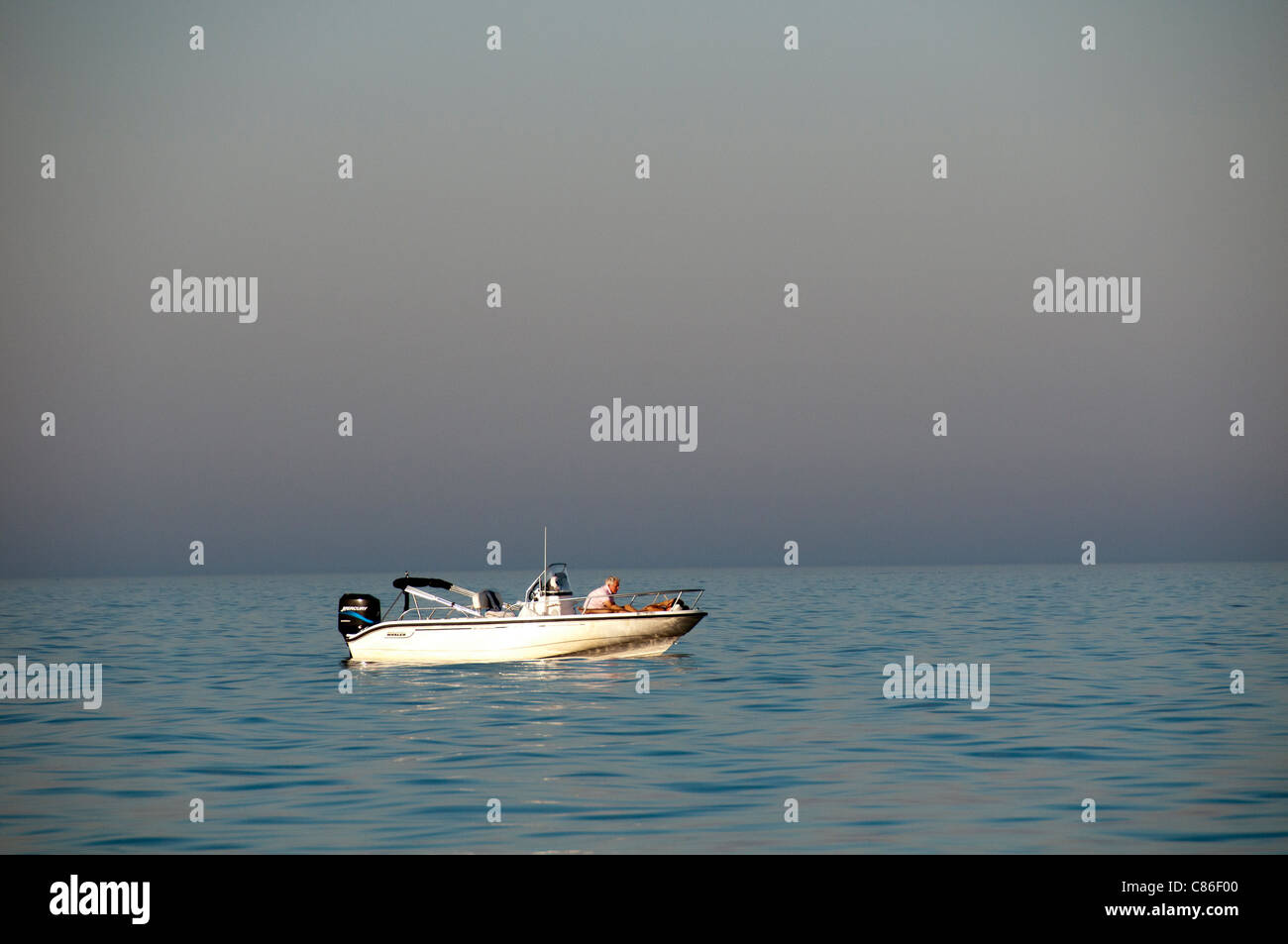 Motore fuoribordo bot sul lago Ontario. Foto Stock