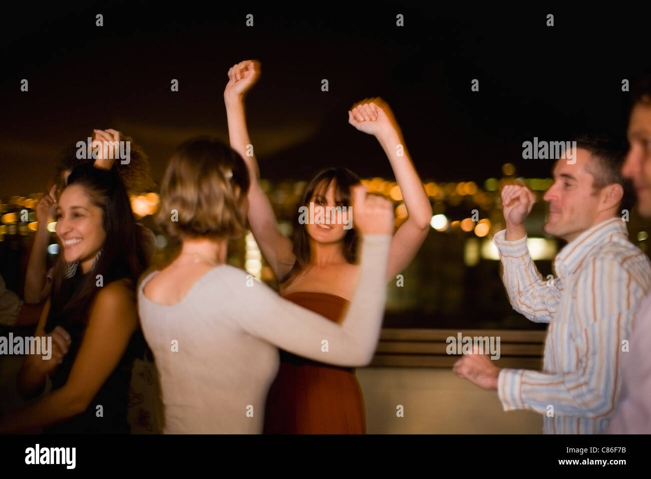 La gente ballare festa di notte Foto Stock