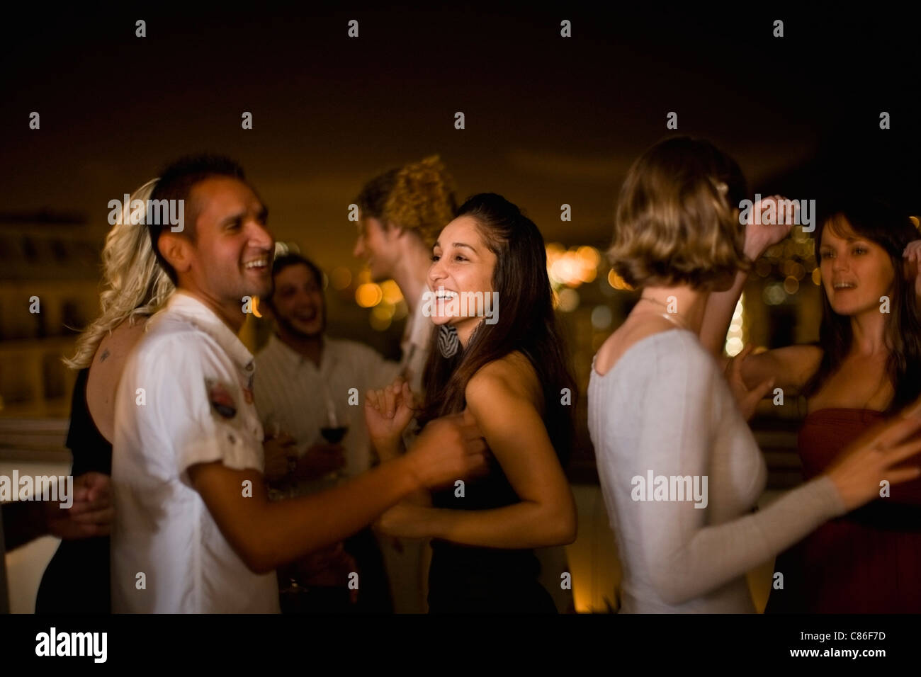 La gente ballare festa di notte Foto Stock