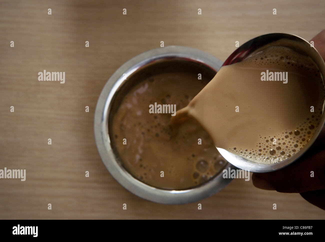 Caffè filtro essendo versata in un dabarah Foto Stock