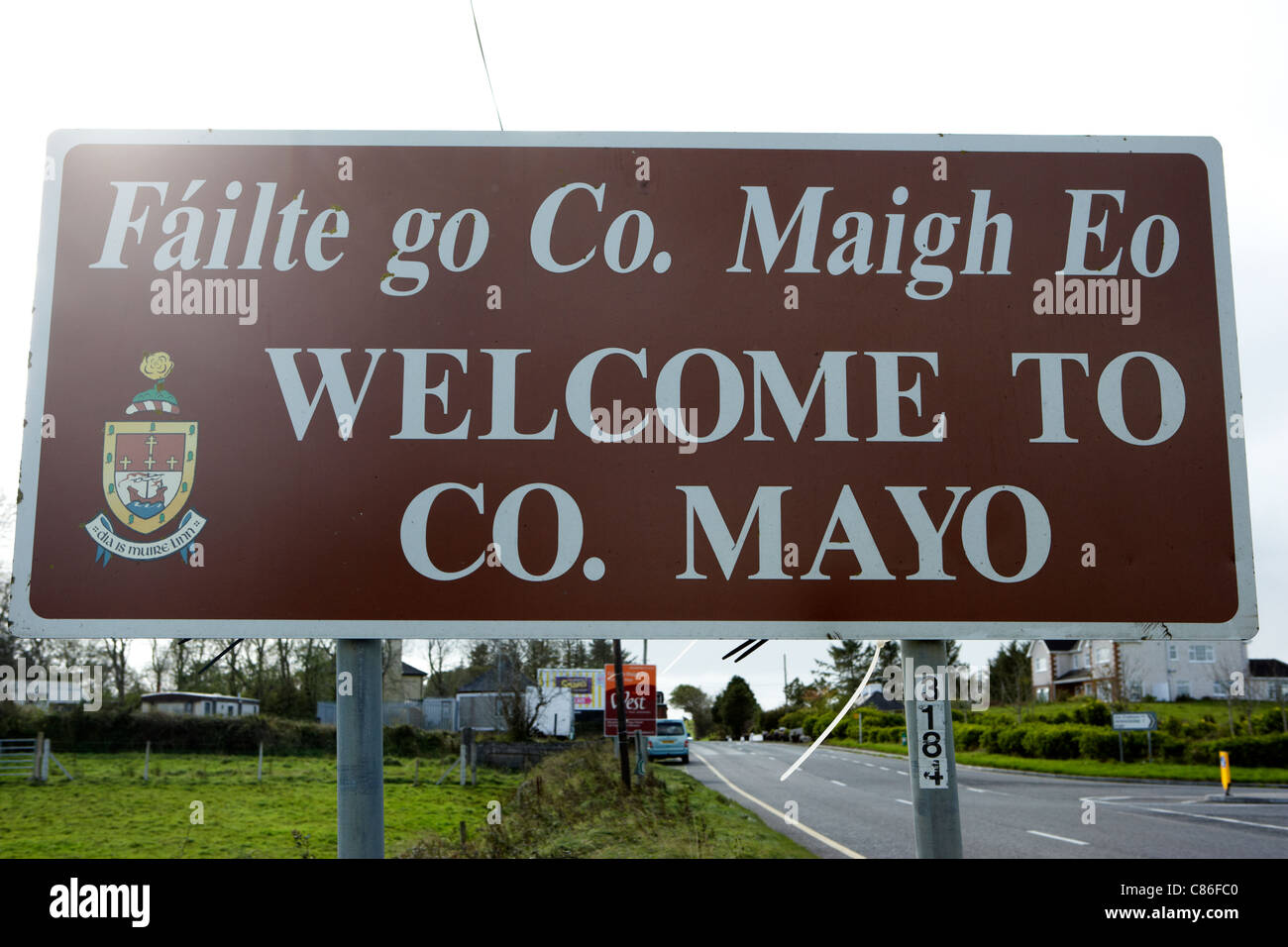 Brown tourist benvenuti alla contea di Mayo bilingue gaelico irlandese inglese cartello stradale segnaletica Repubblica di Irlanda Foto Stock