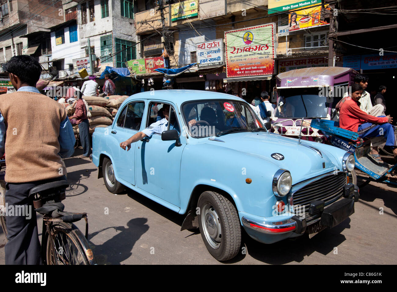 Air Force Ambasciatore Classic Car nelle strade di Khari Baoli, Vecchia Delhi, India Foto Stock
