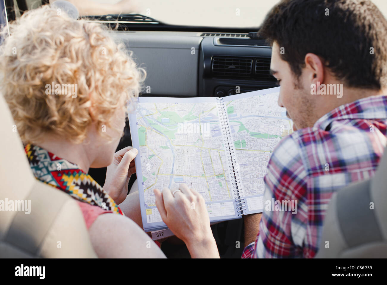 Paio di esaminare la mappa in jeep Foto Stock