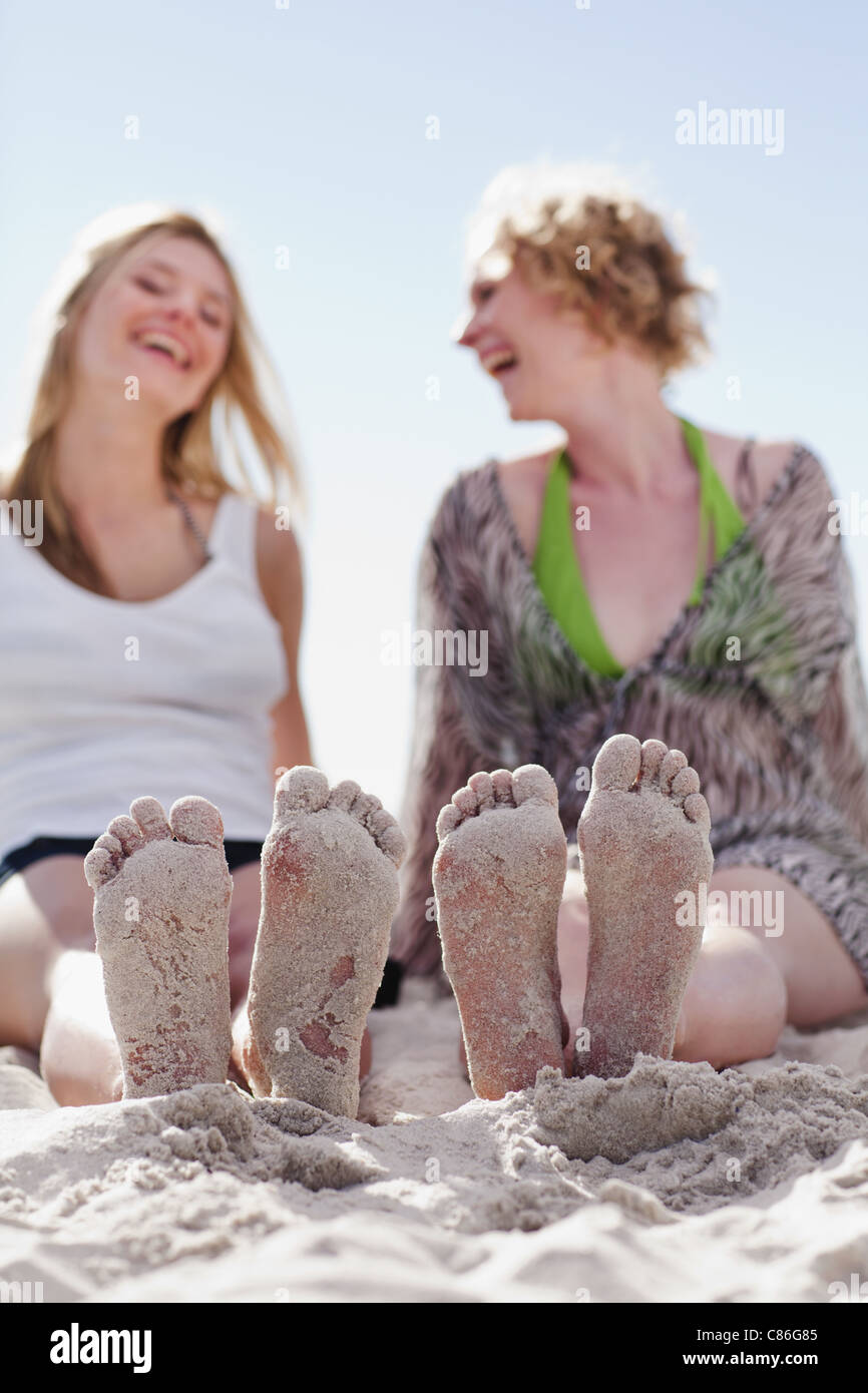 Close up di donne a piedi di sabbia sulla spiaggia Foto Stock