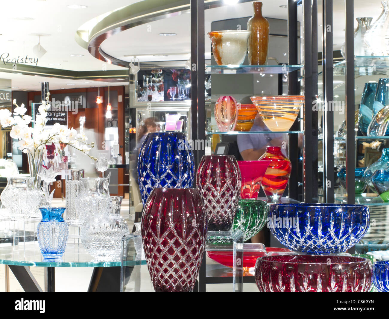 Vaso di cristallo Display, magazzino Bloomingdale's interno, NYC Foto Stock