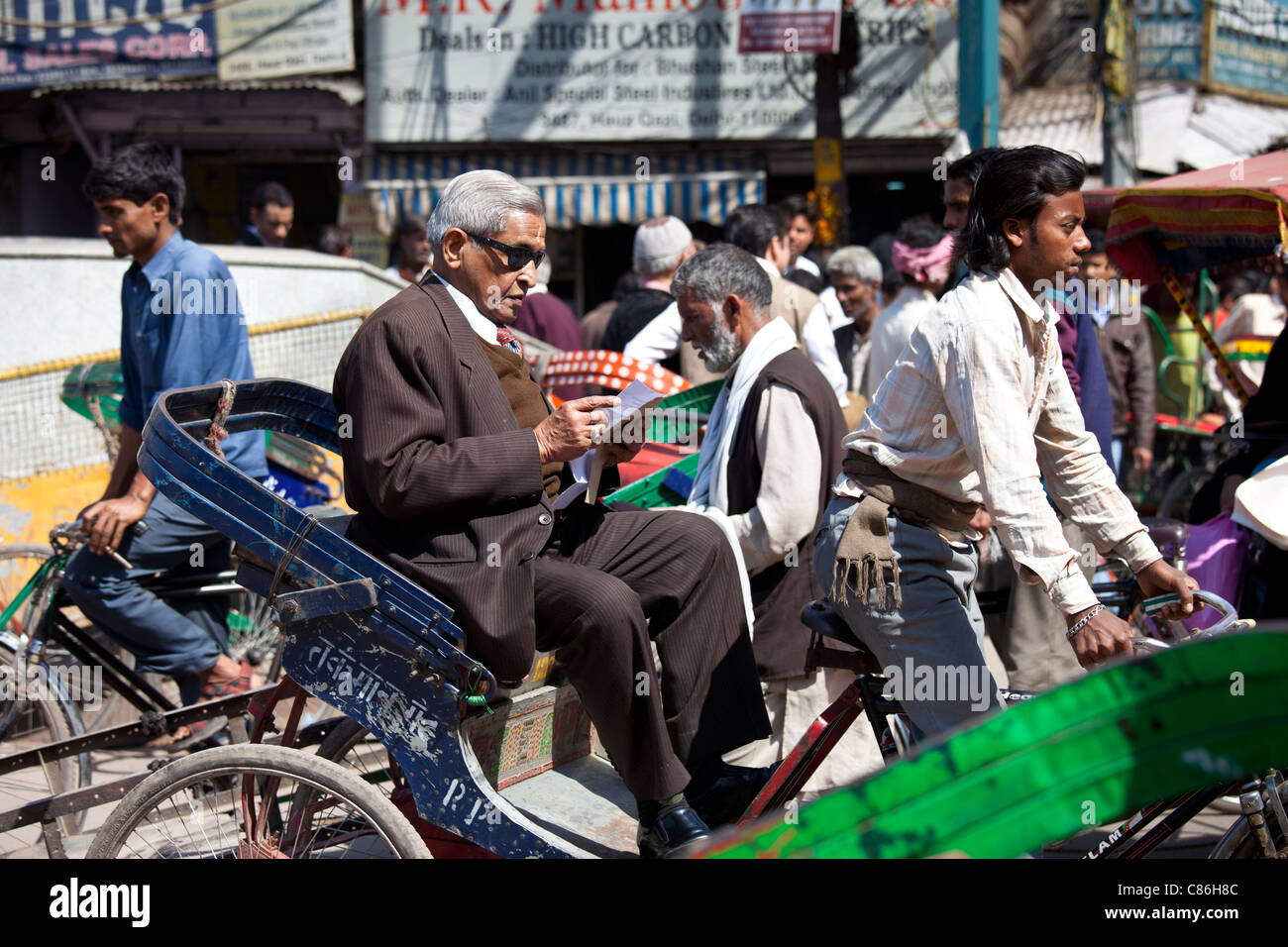 La strada affollata di scena a Chawri Bazar nella Vecchia Delhi, India Foto Stock