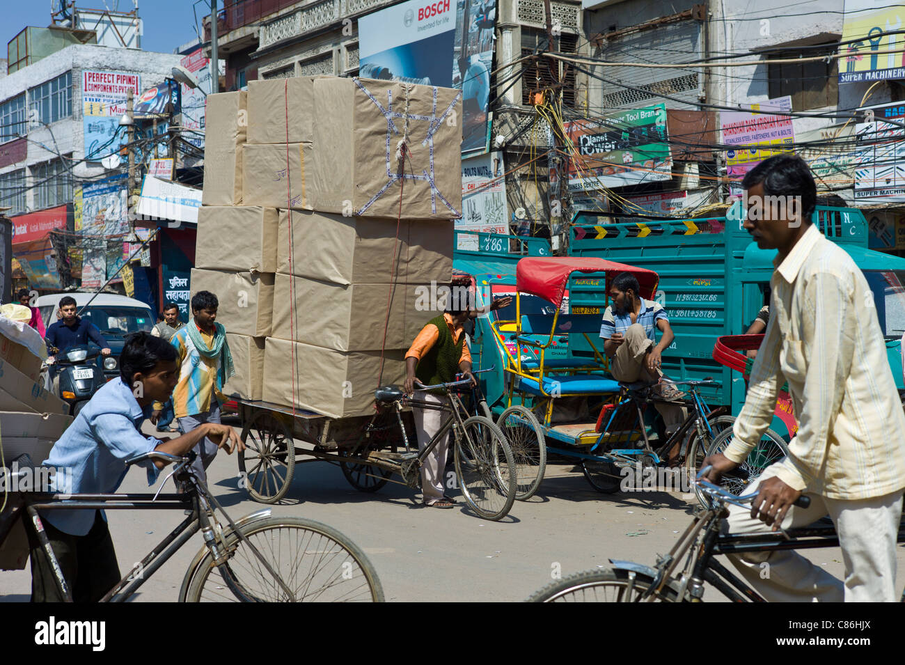 La strada affollata di scena a Chawri Bazar nella Vecchia Delhi, India Foto Stock