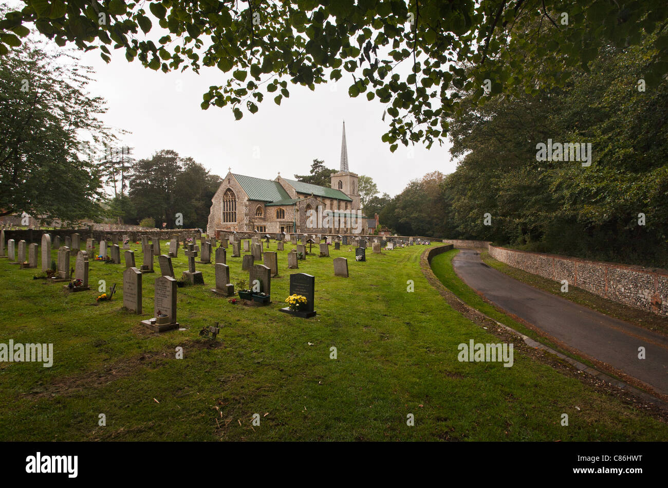 Chiesa di Santa Maria a Little Walsingham, Norfolk e il cimitero. Foto Stock