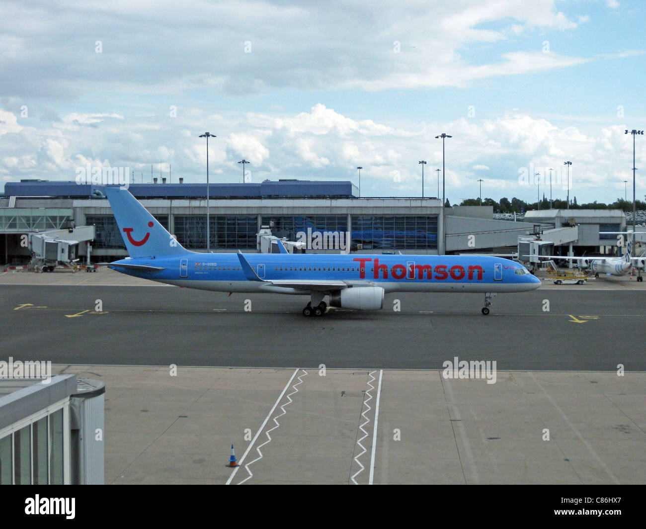 Thomson Airways Boeing 757-200 con blended winglet, numero di immatricolazione G-OOBD, l'Aeroporto Internazionale di Birmingham, Inghilterra, Regno Unito. Foto Stock