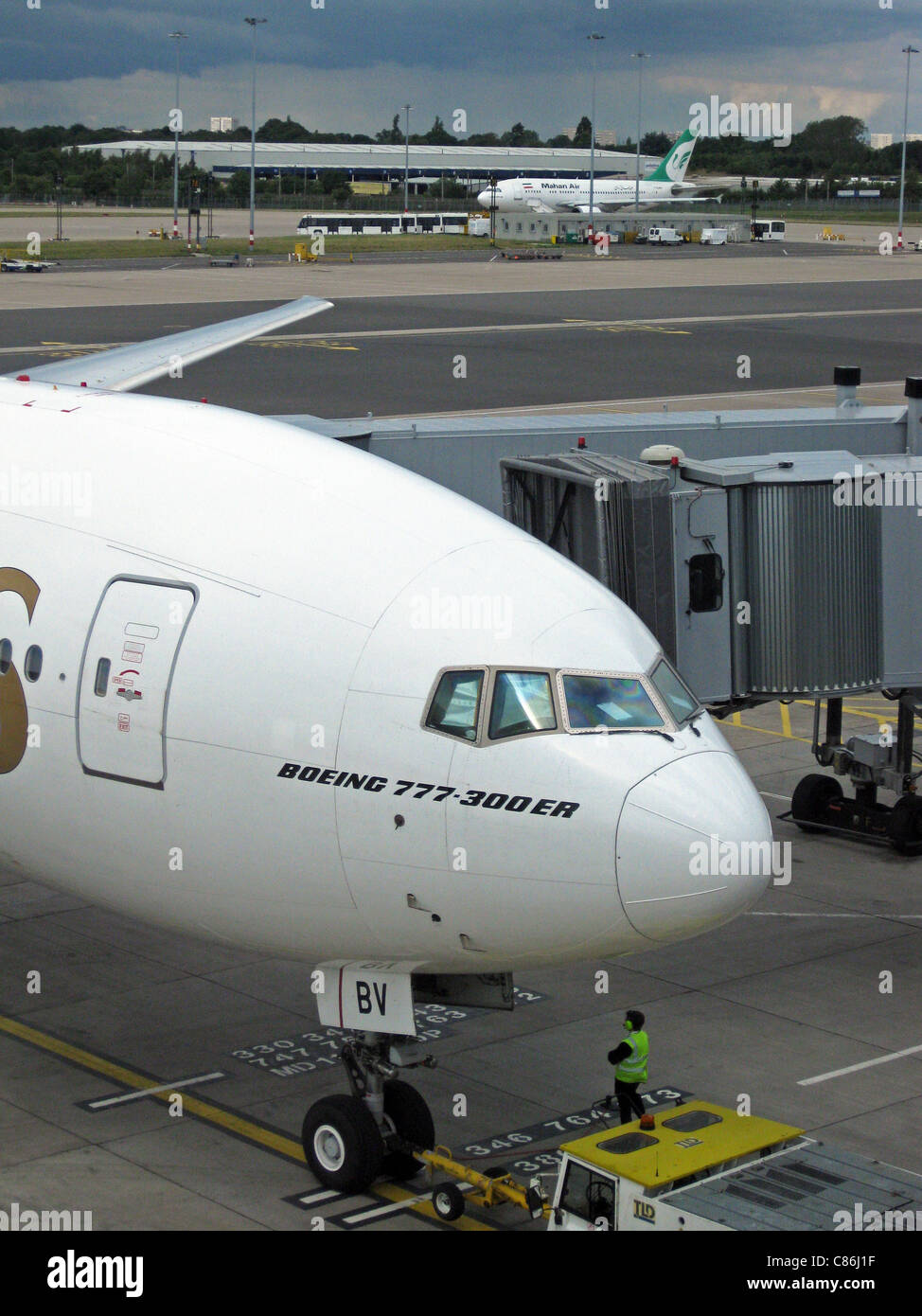 Emirates Airlines Boeing 777-300 ER, il numero di serie A6-EBV, l'Aeroporto Internazionale di Birmingham, Birmingham, Inghilterra, Regno Unito, Europa. Foto Stock