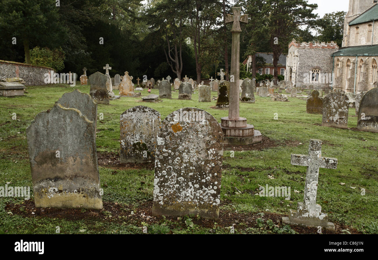 Chiesa di Santa Maria a Little Walsingham, Norfolk e il cimitero. Foto Stock