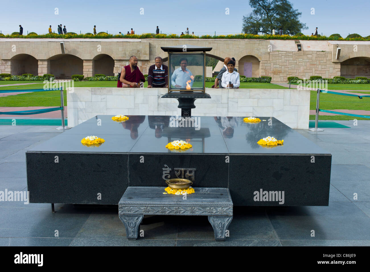 Gandhi Memorial - una piattaforma di marmo nero in cui Mahatma Gandhi è stato cremato, Raj Ghat - Rajghat - New Delhi, India Foto Stock
